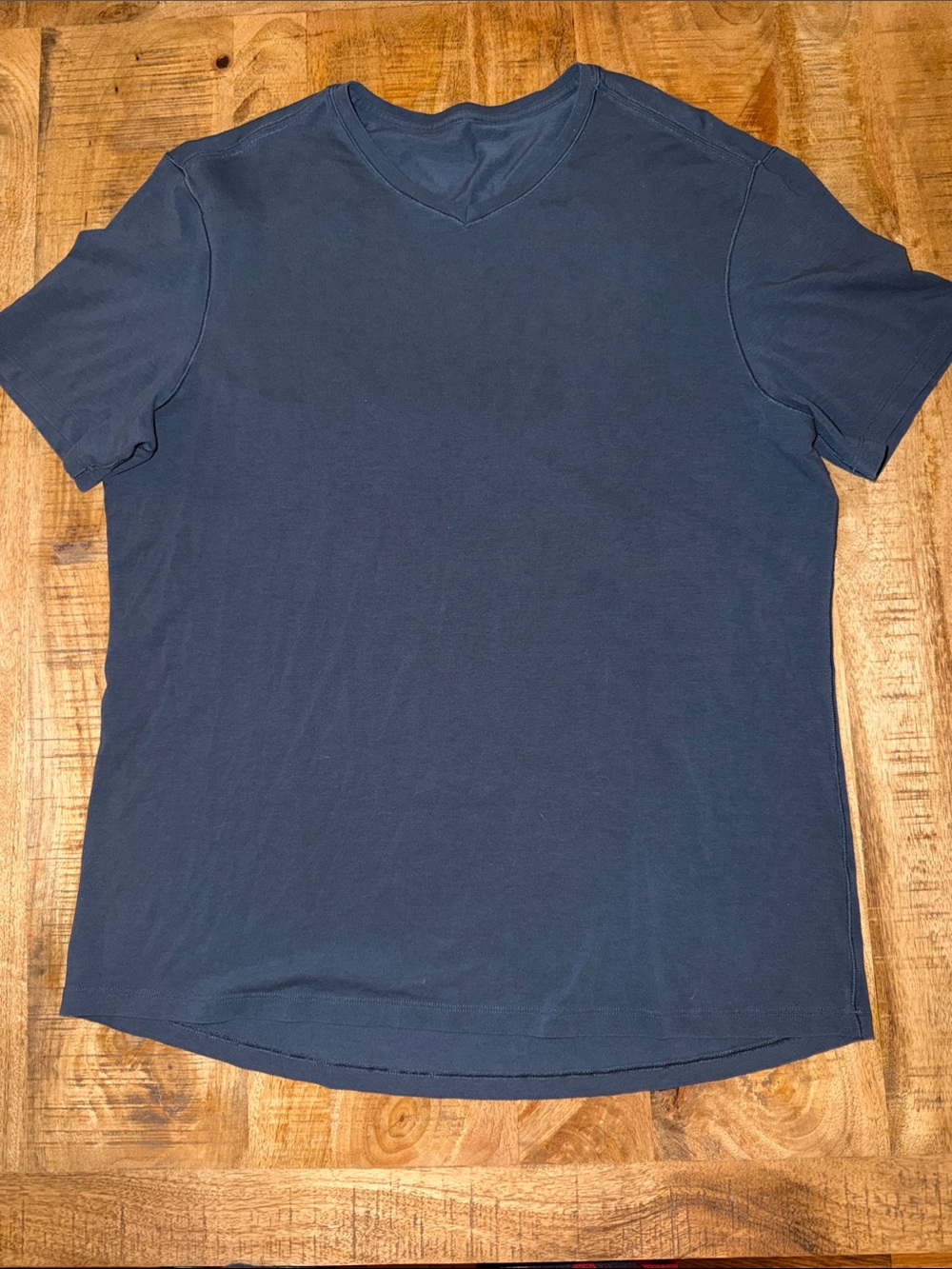 lululemon athletica Men's V-Neck Shirt Navy Blue - Picture 2 of 4